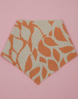 gestricktes bandana mit blättermotiv in pfirsich und cremeweiss