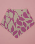 gestricktes bandana mit blätter motiv in rosa und cremeweiss