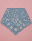gestricktes bandana mit dem Motiv der Mondphasen in hellblau und cremeweiss