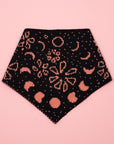 Gestricktes Bandana in Dunkelblau mit Mondphasen und Blüten in Koralle.