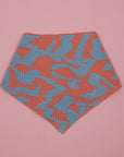 gestricktes bandana in korallenrosa und hellblau