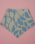 gestricktes bandana mit blättermotiv in hellblau und cremeweiss