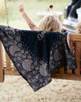 Personalisierte Babydecke 'LILIMOON' aus Baumwolle mit Kaschmir in Nachthimmel und Rosa.