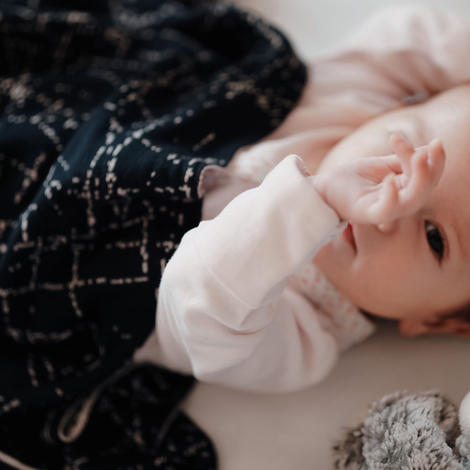 Personalisierte Babydecke 'MIDNIGHT' gestrickt aus Baumwolle mit Kaschmir. Das besondere Geschenk zur Geburt und Taufe für Babys und die werdenden Eltern. Individuell personalisierbar mit dem Wunschnamen des Kindes.