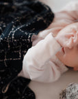 Personalisierte Babydecke 'MIDNIGHT' gestrickt aus Baumwolle mit Kaschmir. Das besondere Geschenk zur Geburt und Taufe für Babys und die werdenden Eltern. Individuell personalisierbar mit dem Wunschnamen des Kindes.
