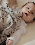 Personalisierte Babydecke 'MIDNIGHT' gestrickt aus Baumwolle mit Kaschmir. Ein ganz besonderes Geschenk zur Geburt und Taufe für Babys und die werdenden Eltern. Individuell personalisierbar mit dem Wunschnamen des Kindes. By LILIMOON