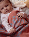 Personalisierte Babydecke 'OCEAN' in Korallenrosa und hellblau. Individuell personalisierbar mit dem Wunschnamen des Kindes. Ein ganz besonderes Geburtsgeschenk und Taufgeschenk für Babys. By LILIMOON