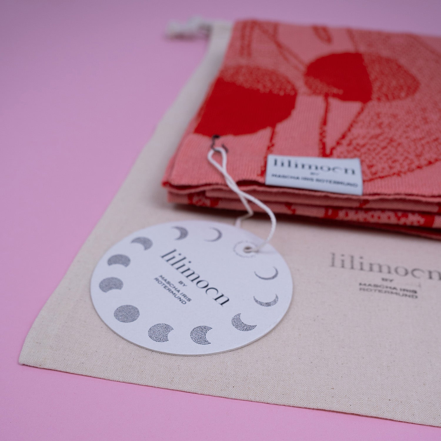 Entdecke unsere hochwertigen LILIMOON Babydecke 'ROSALIE': Hergestellt aus feinster italienischer Baumwolle und Kaschmir in Hamburg. Personalisiere deine Decke mit dem Wunschnamen deines Kindes.