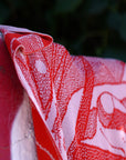 Detail von gestricktem Tuch in rot und rosa