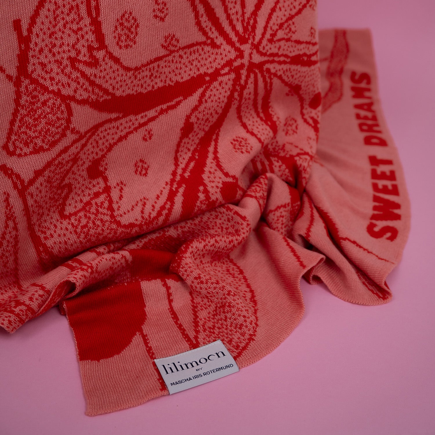 Entdecke unsere hochwertigen LILIMOON Babydecke 'ROSALIE': Hergestellt aus feinster italienischer Baumwolle und Kaschmir in Hamburg. Personalisiere deine Decke mit dem Wunschnamen deines Kindes.