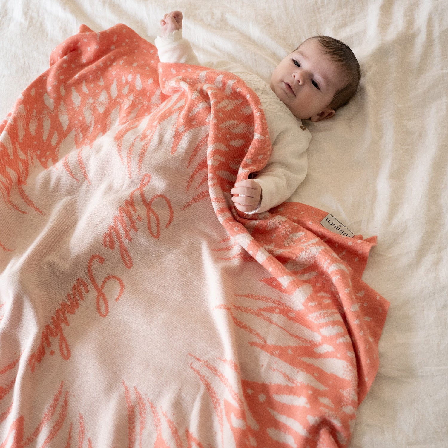 Entdecke unsere hochwertigen LILIMOON Babydecke 'SUNSHINE': Hergestellt aus feinster italienischer Baumwolle und Kaschmir in Hamburg. Personalisiere deine Decke mit dem Wunschnamen deines Kindes.