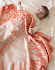 Entdecke unsere hochwertigen LILIMOON Babydecke 'SUNSHINE': Hergestellt aus feinster italienischer Baumwolle und Kaschmir in Hamburg. Personalisiere deine Decke mit dem Wunschnamen deines Kindes.