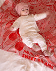 Entdecke unsere hochwertigen LILIMOON Babydecke 'Rosalie': Hergestellt aus feinster italienischer Baumwolle und Kaschmir in Hamburg. Personalisiere deine Decke mit dem Wunschnamen deines Kindes.