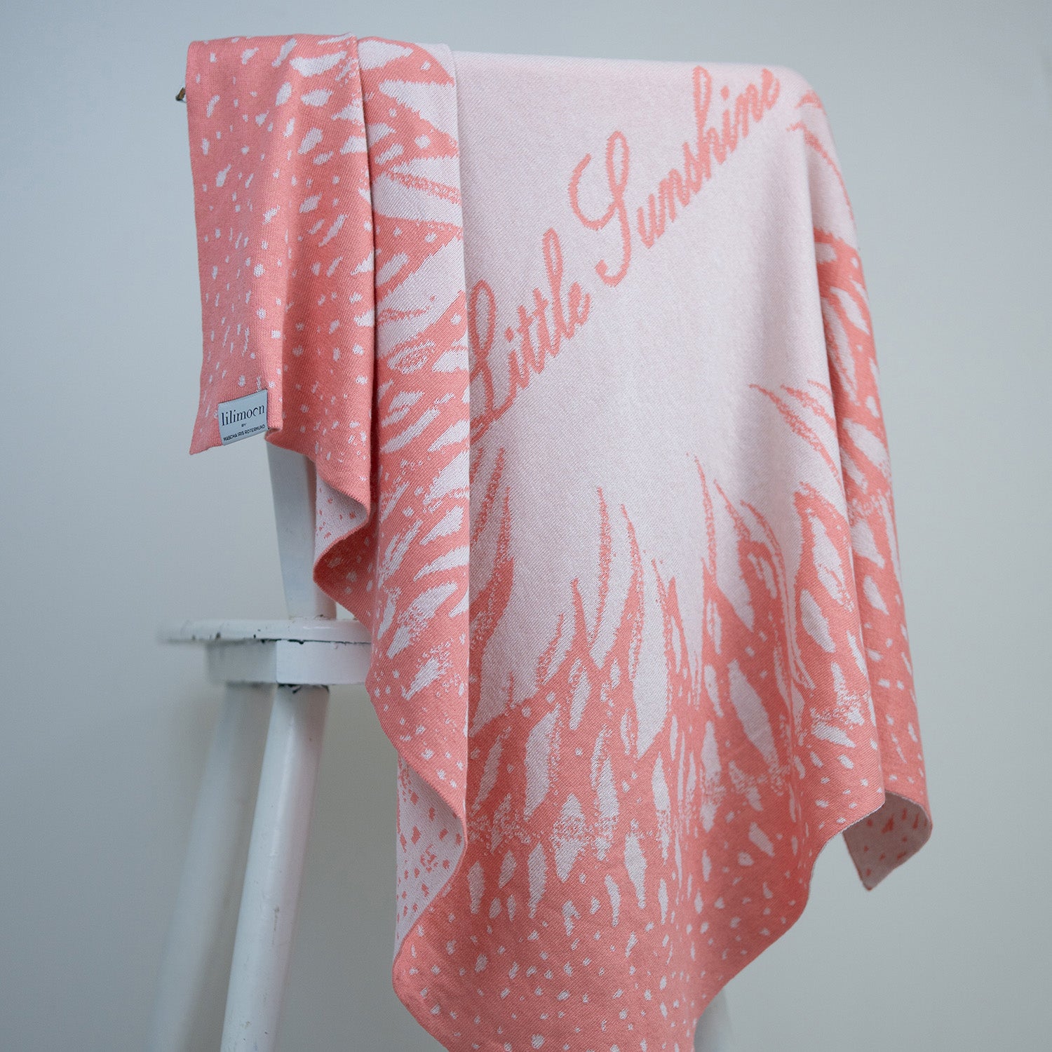 Entdecke unsere hochwertigen LILIMOON Babydecke 'SUNSHINE': Hergestellt aus feinster italienischer Baumwolle und Kaschmir in Hamburg. Personalisiere deine Decke mit dem Wunschnamen deines Kindes.