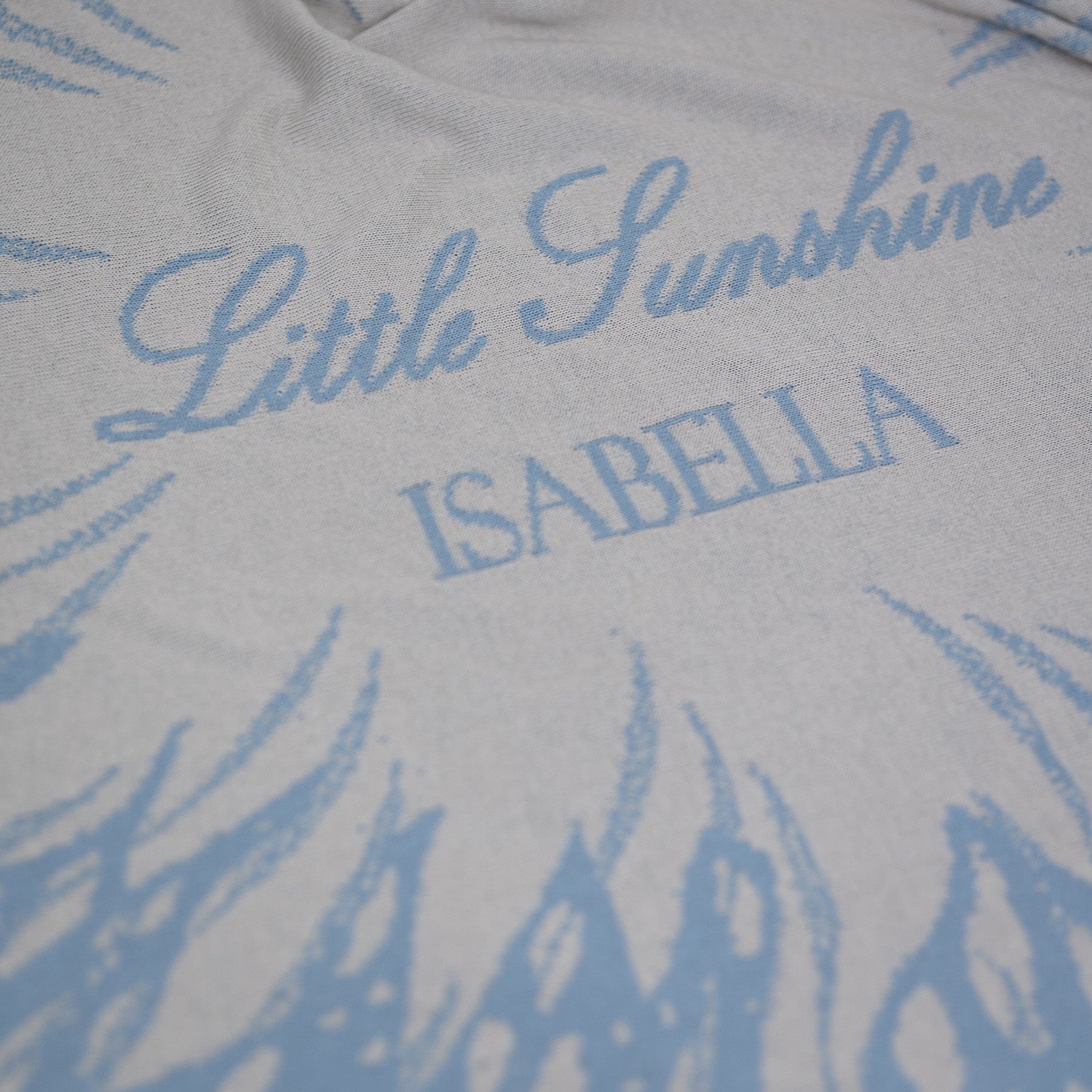 Entdecke unsere hochwertigen LILIMOON Babydecke 'SUNSHINE': Hergestellt aus feinster italienischer Baumwolle und Kaschmir in Hamburg. Personalisiere deine Decke mit dem Wunschnamen deines Kindes.