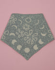 gestricktes bandana mit mondphasen in hellgrau und cremeweiss