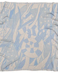Personalisierte lilimoon Babydecke mit dem Muster Chamaeleon gestrickt aus Baumwolle mit Kaschmir in Cremeweiss und Himmelblau.