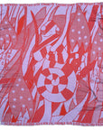 Personalisierte lilimoon Babydecke mit dem Muster Chamaeleon gestrickt aus Baumwolle mit Kaschmir in Flieder und Rot.