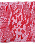 Personalisierte lilimoon Babydecke mit dem Muster Chamaeleon gestrickt aus Baumwolle mit Kaschmir in Rot und Rosa.