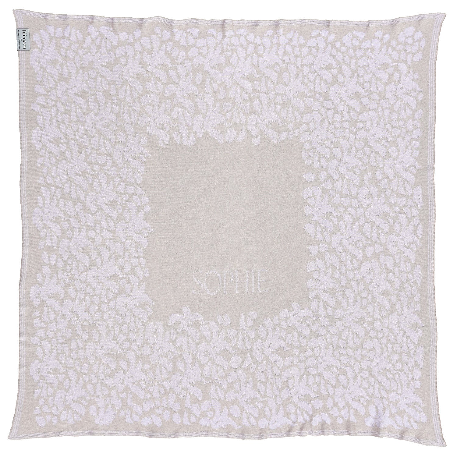 Personalisierte lilimoon Babydecke mit Blütenmuster in Cremeweiss und Weiss gestrickt aus Baumwolle und Kaschmir.