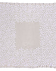 Personalisierte lilimoon Babydecke mit Blütenmuster in Cremeweiss und Weiss gestrickt aus Baumwolle und Kaschmir.