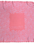 Personalisierte lilimoon Babydecke gestrickt aus Baumwolle mit Kaschmir in Rosa und Korallenrosa mit Blütenmuster und Name des Kindes.