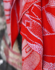 Detail von gestricktem Tuch in rot und rosa