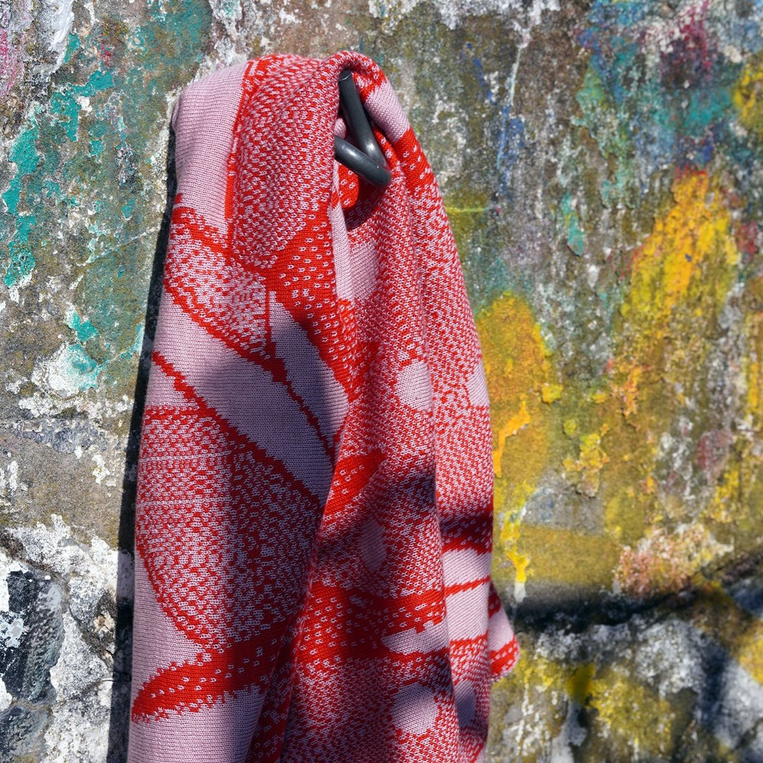 Detail von gestricktem Schal in rot und rosa