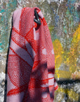 Detail von gestricktem Schal in rot und rosa