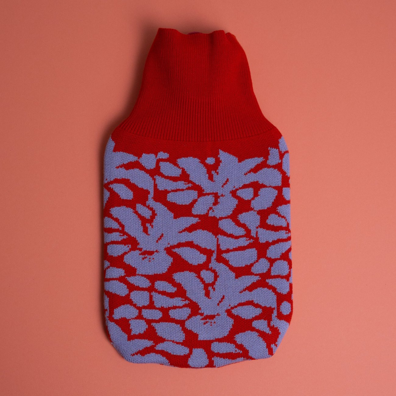 gestrickter wärmflaschenbezug in rot und flieder mit iris muster von mascha iris rotermund