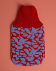 gestrickter wärmflaschenbezug in rot und flieder mit iris muster von mascha iris rotermund