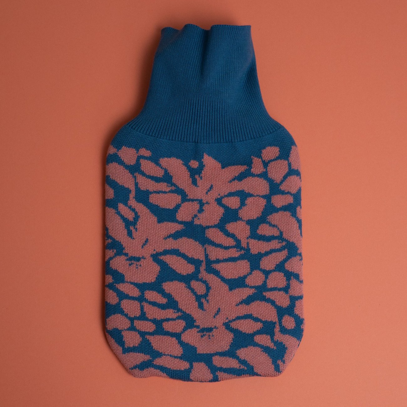 gestrickter wärmflaschenbezug in blau und koralle mit iris muster von mascha iris rotermund