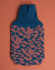 gestrickter wärmflaschenbezug in blau und koralle mit iris muster von mascha iris rotermund
