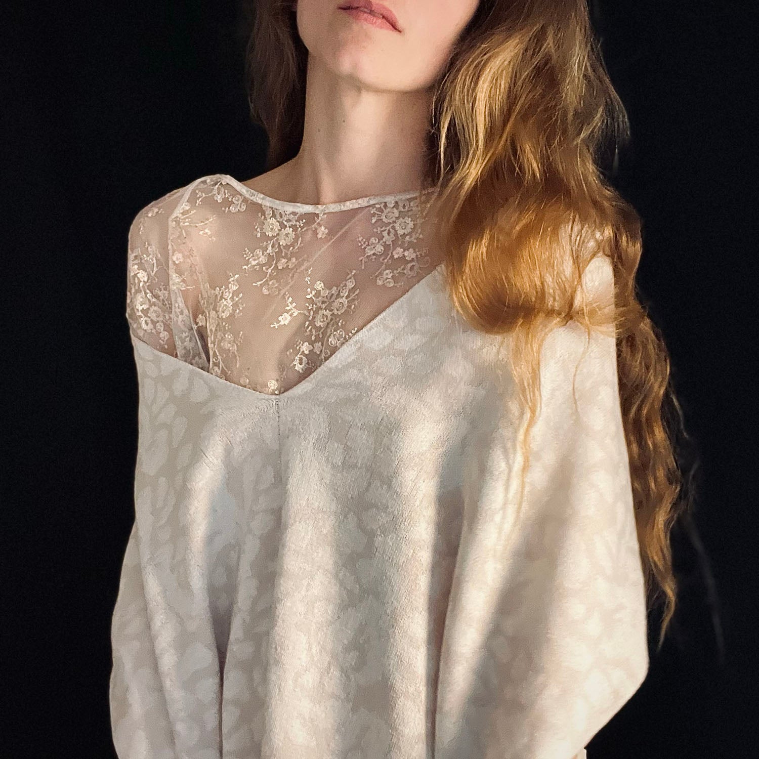 Hochwertig gestricktes Cape in Creme und Weiss. Individuell bestellbar in Wunschfarben. Gestrickt aus Baumwolle mit Kaschmir in Hamburger Manufaktur. By Mascha Iris Rotermund