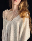 Hochwertig gestricktes Cape in Creme und Weiss. Individuell bestellbar in Wunschfarben. Gestrickt aus Baumwolle mit Kaschmir in Hamburger Manufaktur. By Mascha Iris Rotermund