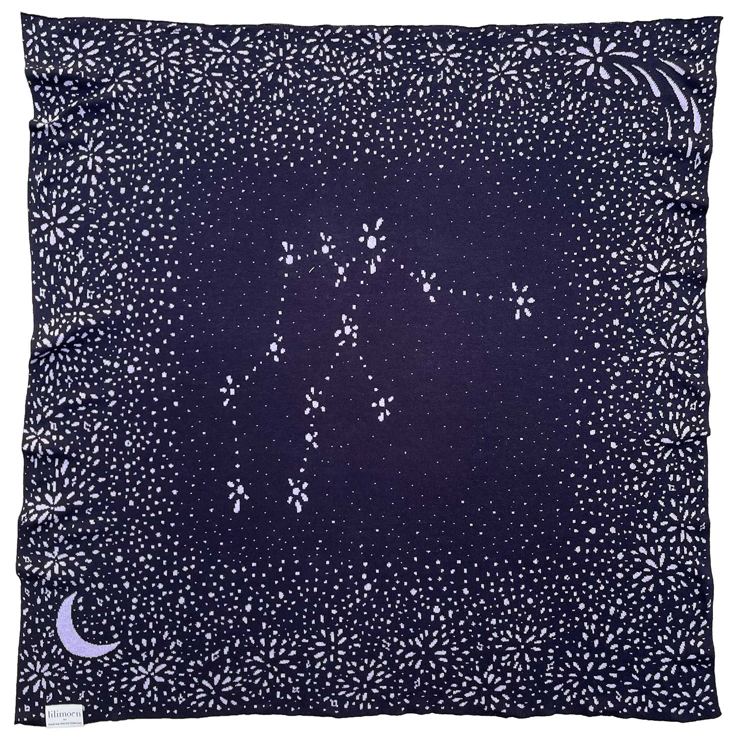 Personalisierte Babydecke Cosmos aus Baumwolle mit Kaschmir in Dunkelblau und Flieder gestrickt mit Sternzeichen von LILIMOON