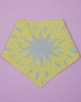 gestricktes Bandana mit Sonnenmotiv in strahlendem gelb und hellem grau