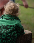 Personalisierte Babydecke 'IRIS' aus Baumwolle mit Kaschmir in Moosgrün und Jadegrün. Das besondere Geschenk zur Geburt und Taufe für Babys. Individuell personalisierbar mit dem Wunschnamen des Kindes.