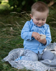 Personalisierte Babydecke 'IRIS' aus Baumwolle mit Kaschmir in Hellgrau und Cremeweiss. Das besondere Geschenk zur Geburt und zur Taufe für Babys individuell personalisierbar mit dem Wunschnamen des Kindes.