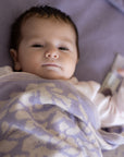 Personalisierte Babydecke 'IRIS' in Flieder gestrickt aus Baumwolle mit Kaschmir. Das besondere Geschenk zur Geburt für Babys. Individuell personalisierbar mit dem Wunschnamen des Kindes.
