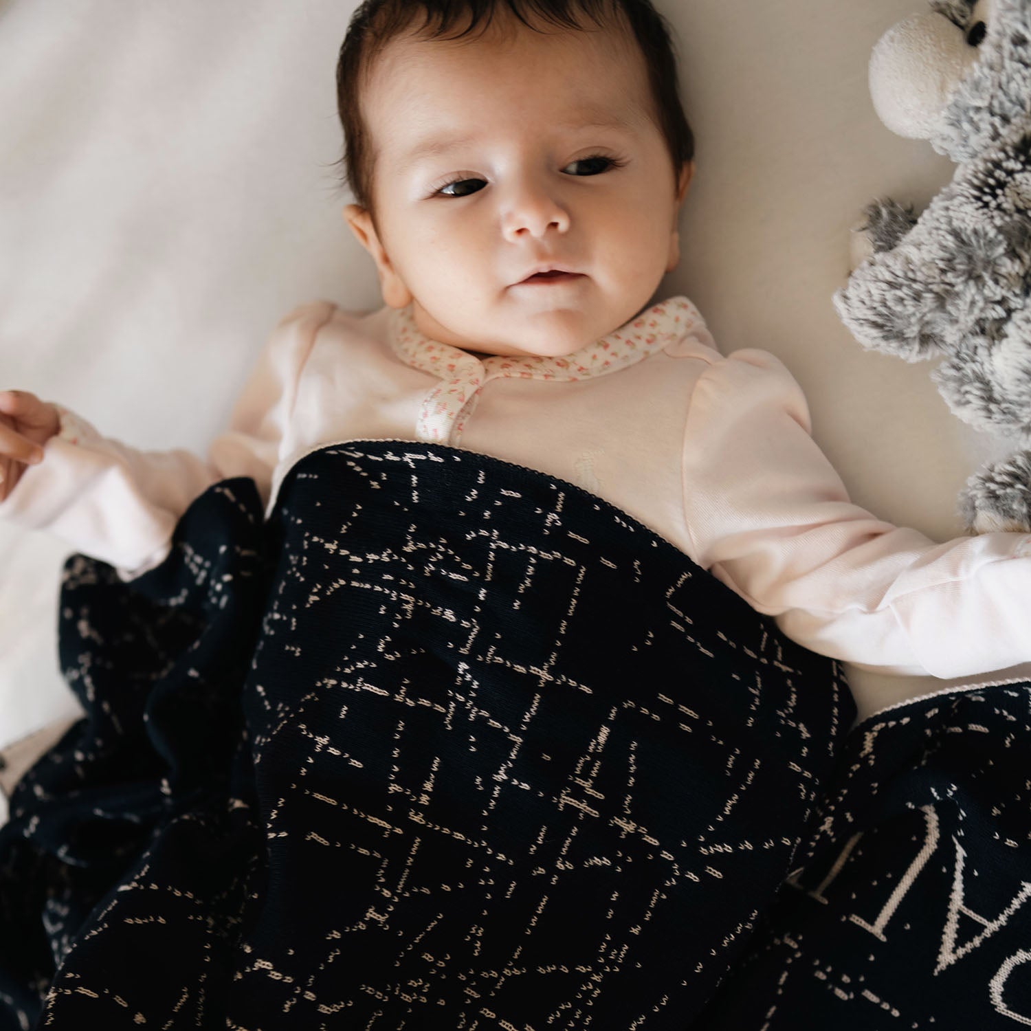 Personalisierte Babydecke gestrickt aus Baumwolle mit Kaschmir. Das besondere Geschenk zur Geburt und Taufe für Babys. Individuell personalisierbar mit dem Wunschnamen des Kindes. By LILIMOON
