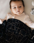 Personalisierte Babydecke gestrickt aus Baumwolle mit Kaschmir. Das besondere Geschenk zur Geburt und Taufe für Babys. Individuell personalisierbar mit dem Wunschnamen des Kindes. By LILIMOON