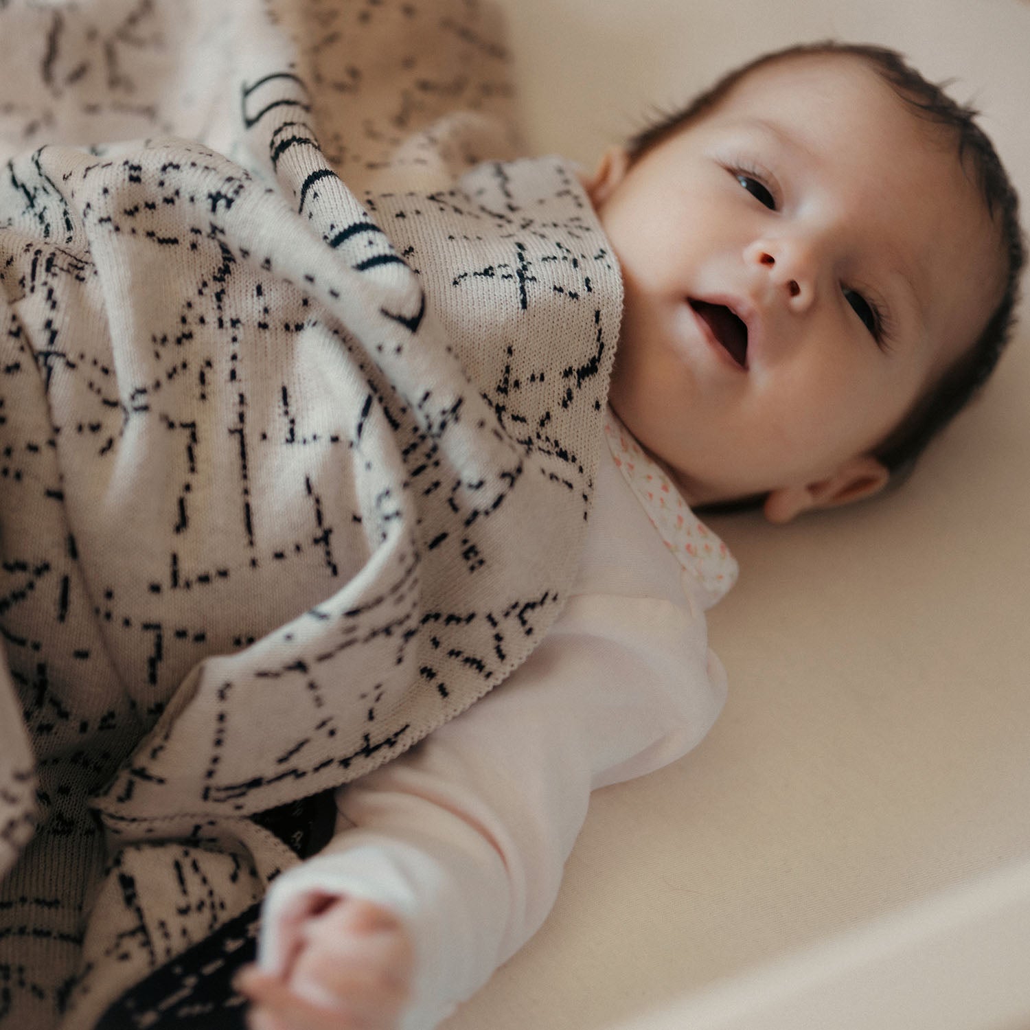Personalisierte Babydecke &#39;MIDNIGHT&#39; gestrickt aus Baumwolle mit Kaschmir. Ein ganz besonderes Geschenk zur Geburt und Taufe für Babys und die werdenden Eltern. Individuell personalisierbar mit dem Wunschnamen des Kindes. By LILIMOON