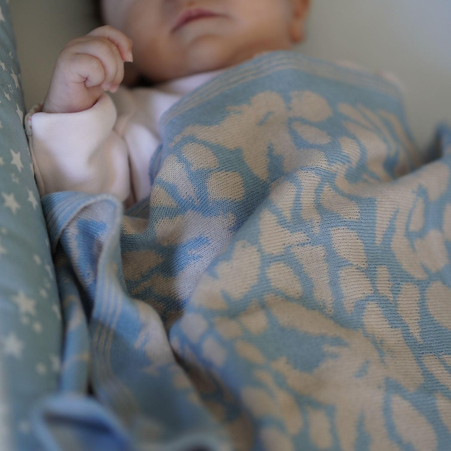 Personalisierte Babydecke 'IRIS' gestrickt aus Baumwolle mit Kaschmir. Das besondere Geschenk für Babys zur Geburt. Individuell angefertigt mit Wunschname des Kindes.