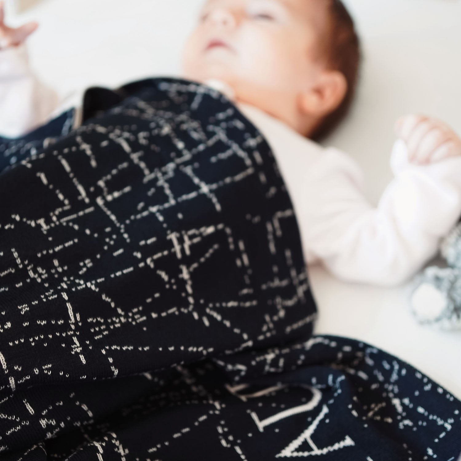 Personalisierte Babydecke &#39;MIDNIGHT&#39; gestrickt aus Baumwolle mit Kaschmir. Ein ganz besonderes Geschenk zur Geburt oder Taufe. Individuell personalisierbar mit dem Wunschnamen des Kindes.