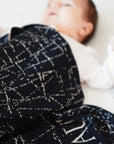 Personalisierte Babydecke 'MIDNIGHT' gestrickt aus Baumwolle mit Kaschmir. Ein ganz besonderes Geschenk zur Geburt oder Taufe. Individuell personalisierbar mit dem Wunschnamen des Kindes.