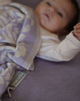 Personalisierte Babydecke 'IRIS' in Flieder gestrickt aus Baumwolle mit Kaschmir. Das besondere Geschenk zur Geburt und Taufe. Individuell personalisierbar mit dem Wunschnamen des Kindes.