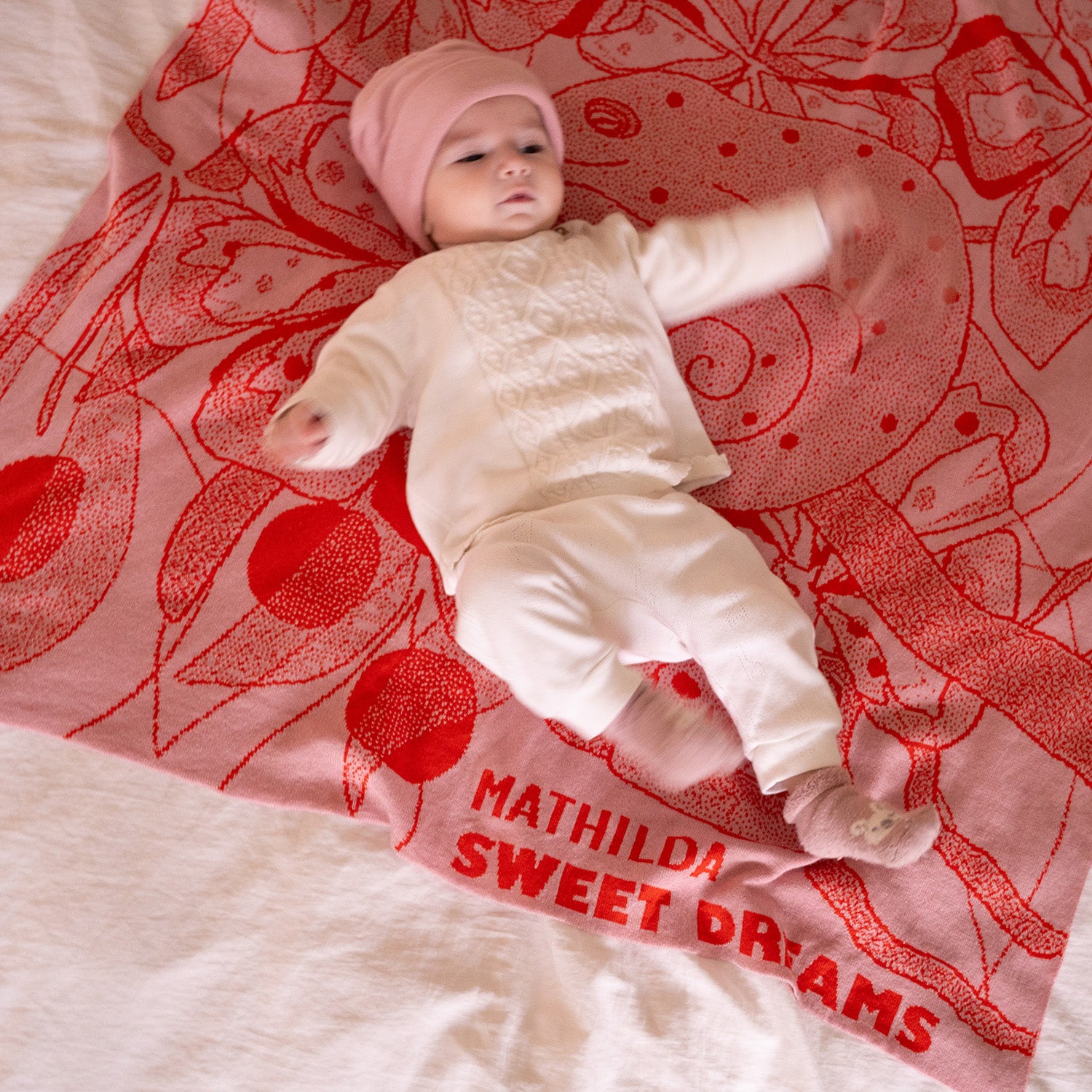 Entdecke unsere hochwertigen LILIMOON Babydecke &#39;Rosalie&#39;: Hergestellt aus feinster italienischer Baumwolle und Kaschmir in Hamburg. Personalisiere deine Decke mit dem Wunschnamen deines Kindes. 