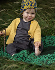 Personalisierte Babydecke Iris aus Baumwolle mit Kaschmir in Moosgrün und Jadegrün. Das ideale Geschenk zur Geburt oder Taufe individuell personalisierbar mit dem Namen des Kindes