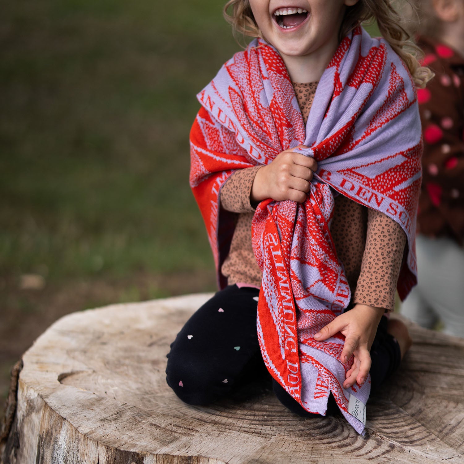 Personalisierte Babydecke Chamäleon aus Baumwolle mit Kaschmir in Flieder und Rot by LILIMOON